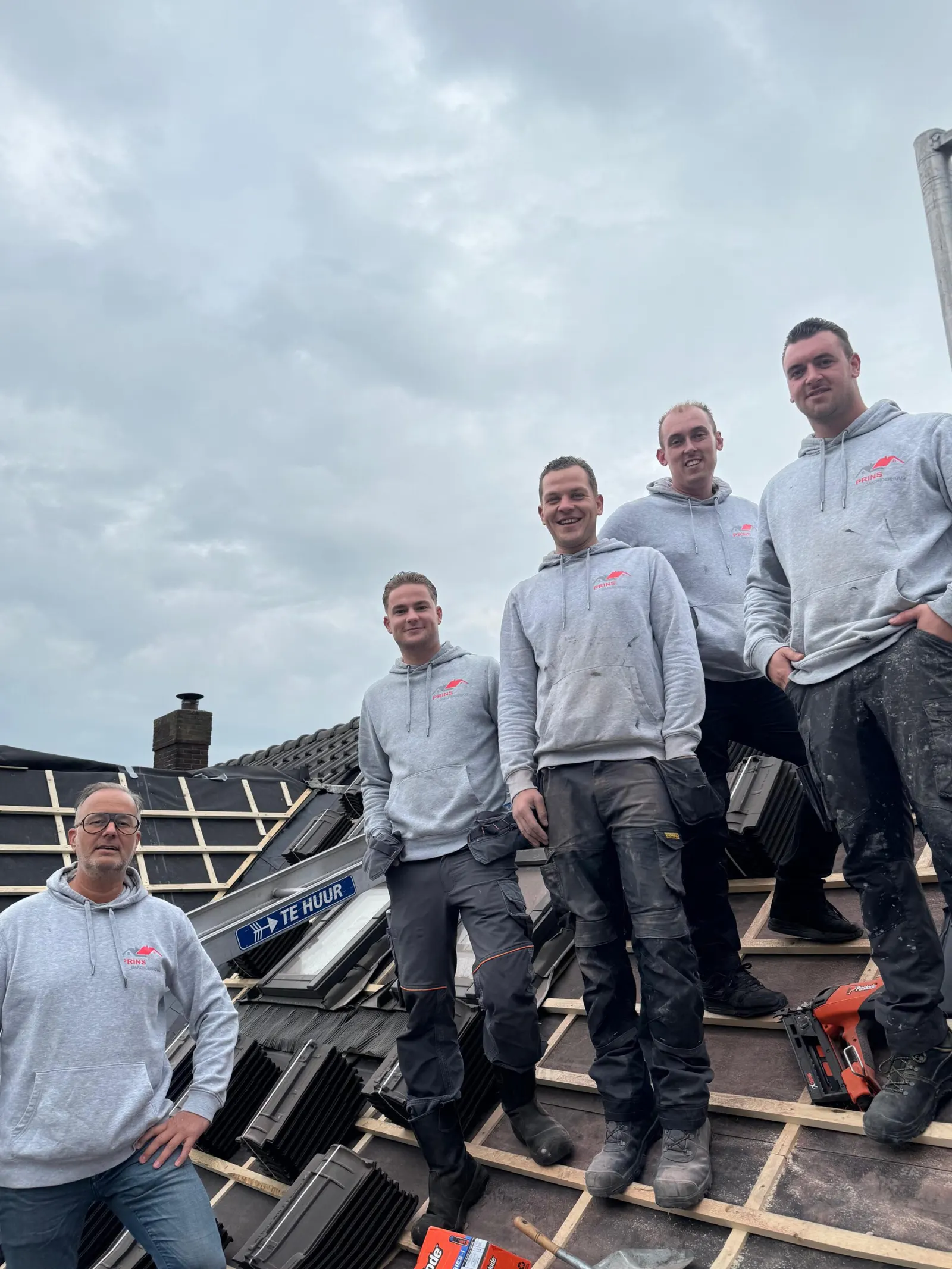 Het team van Prins Dakonderhoud op een pannendak in aanbouw in Tilburg