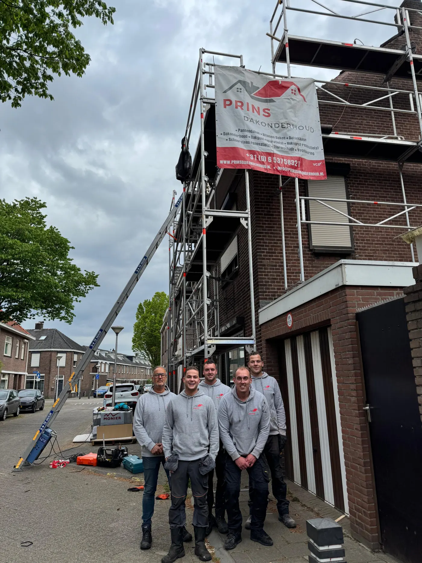 Het team van Prins Dakonderhoud B.V. voor een woning met steiger in Tilburg